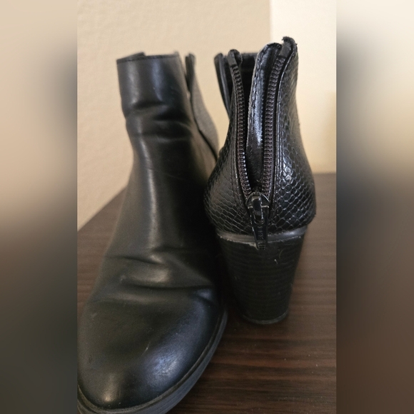 ✨ Vera Wang Black Ankle Boots – Chic & Effortless Size 7 - Picture 2 of 8